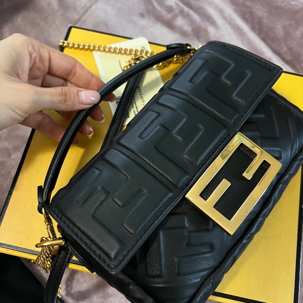 Fendi Baguette Mini
Black leather bag brand new